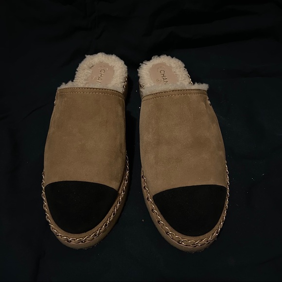 CHANEL
Interlocking CC Logo Suede Mules 38.5 - Picture 2 of 4